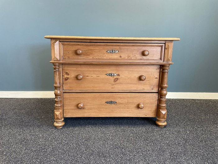 Chest of drawers - Pine