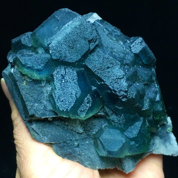 Cristalli di fluorite blu/verde. - Altezza: 115 mm - Larghezza: 81 mm- 450 g
