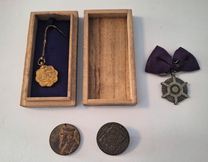 Japão - Medalha - Four Japan badge and box.