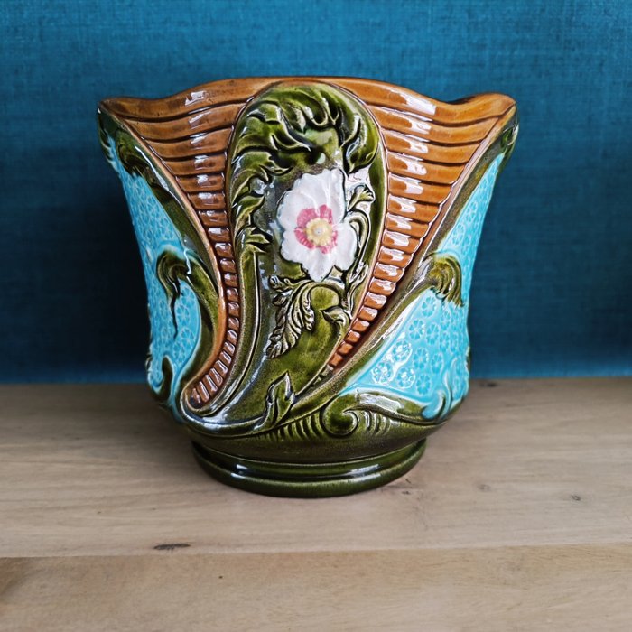 Vase -  Topfdeckel mit Schlupfblumendekor  - Keramik