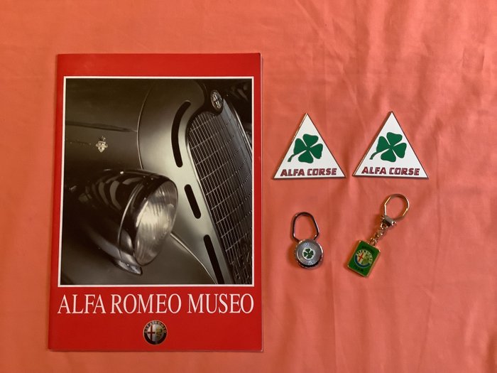 Embleme, Schlüsselanhänger und Buch - Alfa Romeo - Alfa Corse, Quadrifoglio e libro Alfa Romeo Museo