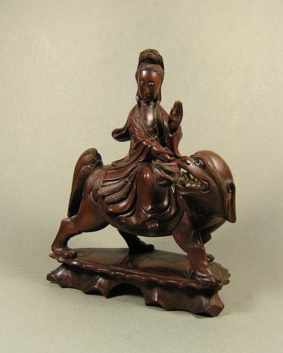 A well-carved wooden sculpture of Guanyin seated on a Buddhist lion, ca 1900-1920 - Tropisch hout - China