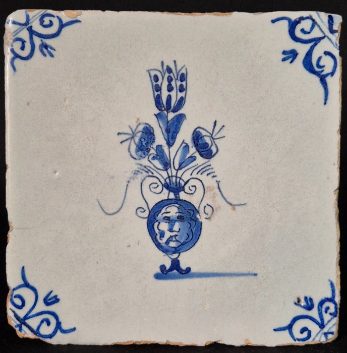 Azulejo - Delfts blauwe tegel met tulp in vaas met mascaron - 1640-1660 
