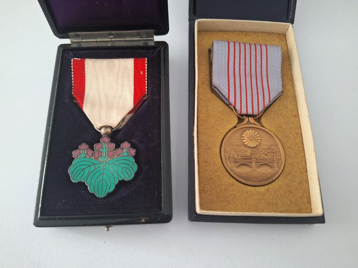 日本 - 獎牌 - Two japan medals with ribbons and boxes with silver and gold letters.