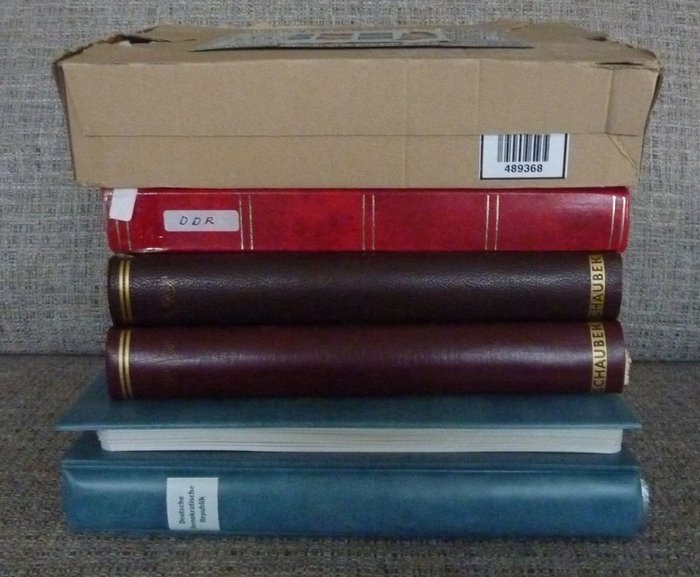 RDA 1949/1990 - Lot en 5 albums + boîte de matériel en vrac sous sachets/sur fiches de stock, dont blocs Karl Marx