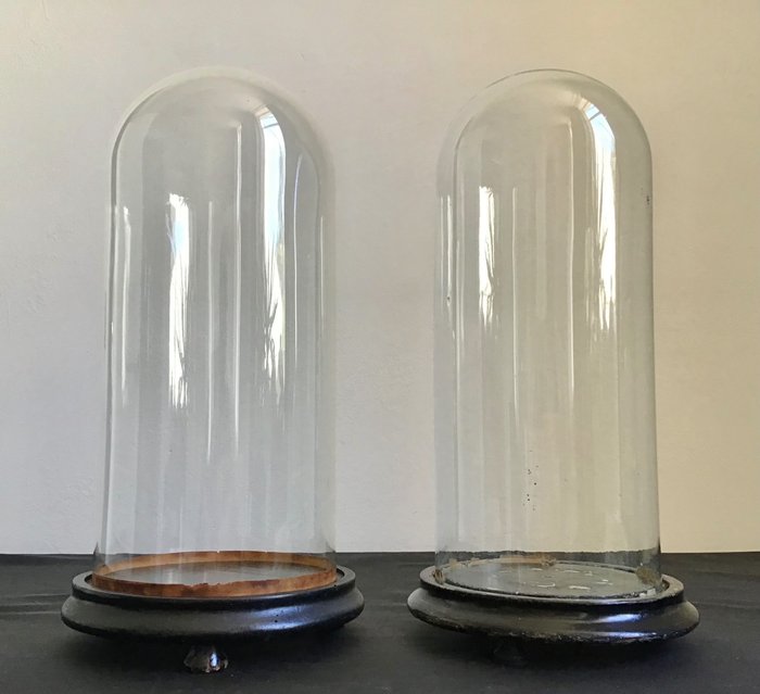 Vitriini - 2 harvinaista antiikkimaapalloa suupuhalletusta lasista puisella pohjalla