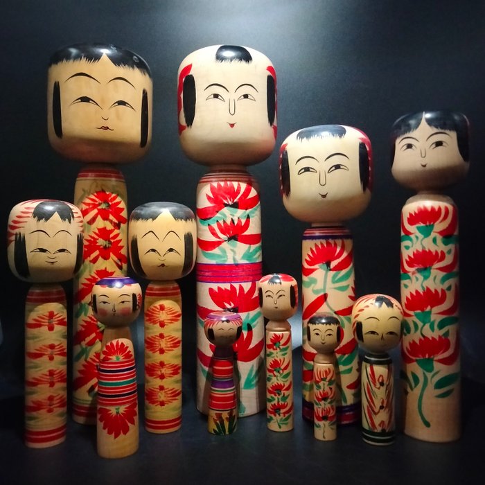 Figurine (11) - Holz, Elf traditionelle Kokeshi in verschiedenen Stilen und Größen