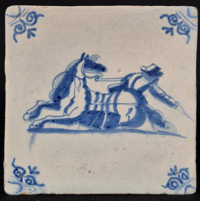 Kakel - Delfts blauwe tegel met vallend paard en ruiter - 1650-1675 