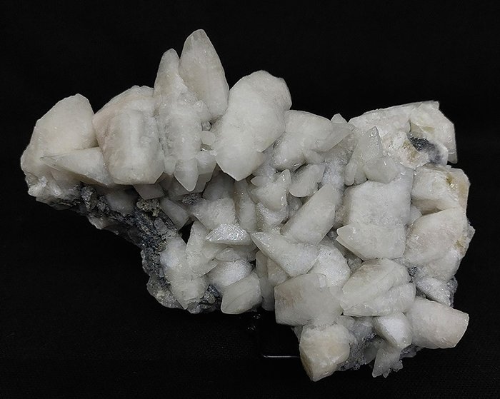 Skalenoedrischer Calcit Kristalle auf Muttergestein - Höhe: 90 mm - Breite: 140 mm- 690 g