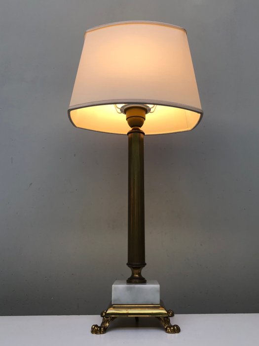 Lampada da tavolo - lampada da tavolo realizzata in ottone in combinazione con marmo bianco