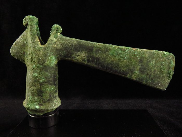 洛雷斯坦 青銅色 架子上的斧頭 - 15 cm