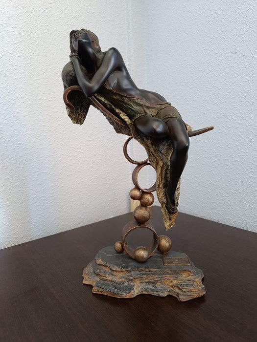 Arte Romera - 小雕像 - Joven dormida/2500 - 41 cm - 3,3 kg - 青銅色樹脂
