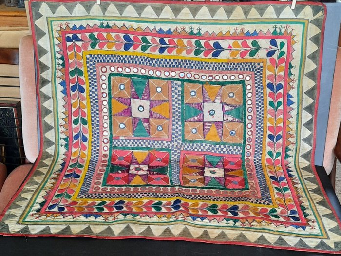 Kutchi embroidered textile - Katoen, Zijde, glazen spiegeltjes - India - 1950-1970