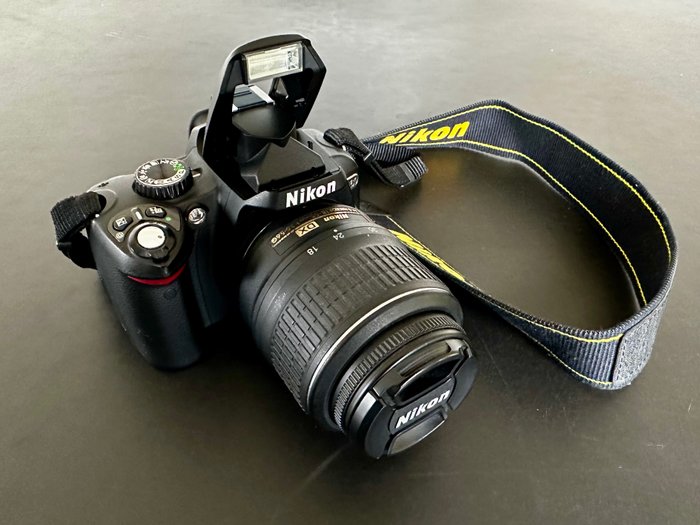 Nikon D60 + AF-S DX NIKKOR 18-55mm f/3.5-5.6G VR + 32GB Fotocamera digitale