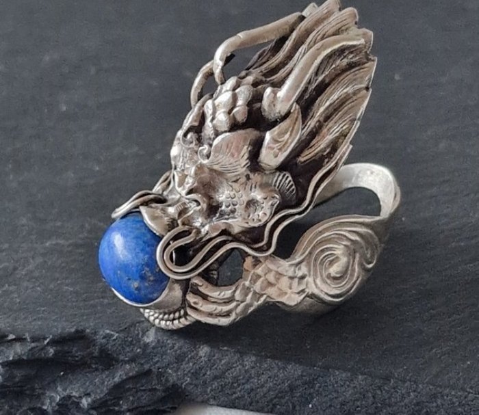 Ohne Mindestpreis - Amulett-Ring Silber, Handgefertigter nepalesischer Silberdrache mit dem Lapislazul im Cabochonschliff 