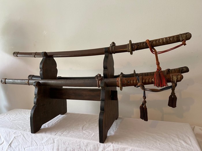 Teline - Katana, Katanakake - Vanha tammi iso miekkateline 3 Katanalle - Art&Craft taiteilija - Japani - Brown Oak Sword telinepöytä Luonnonpuuta myöhäisestä Edo-kaudesta  (Ei pohjahintaa)
