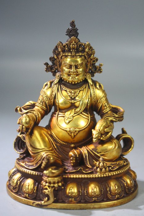 This is an exquisite gilt bronze statue of the God of Wealth. - Porcelán - Kína  (Nincs minimálár)