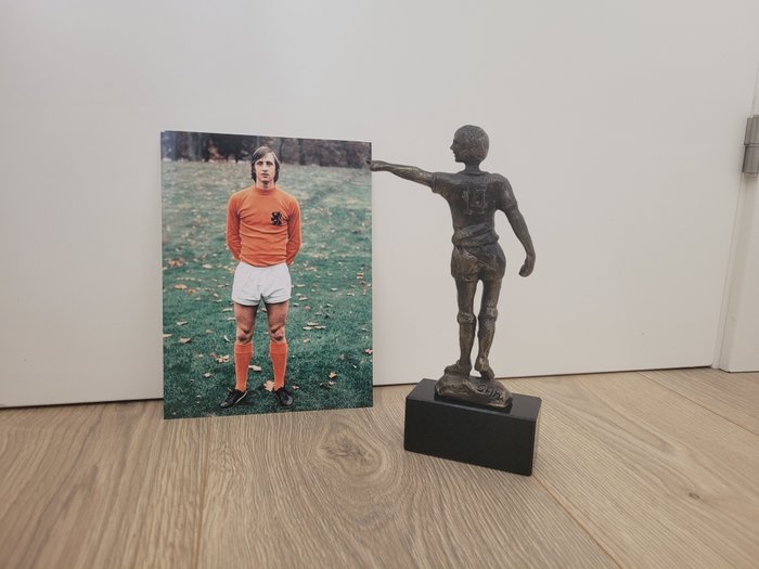 Ajax, Barcelona, Nederländerna. Voetbal. Johan Cruyff. Bronsstaty. 2164/2500 + Fotografi. 