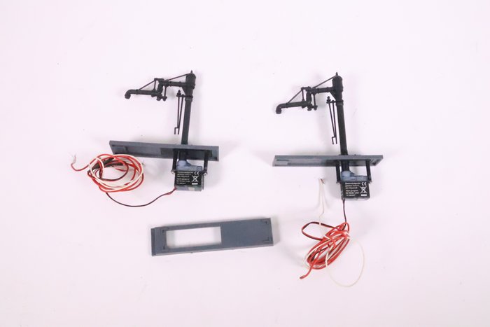 Uhlenbrock H0 - 80 100 - Elektroniikka (2) - Kaksi vesihanaa digitaalisella servolla