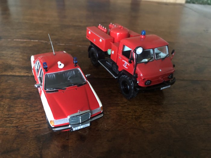 Minichamps 1:43 - Miniatura de carro - Mercedes-Benz  Unimog 404 en Mercedes Benz type 123 brandweer