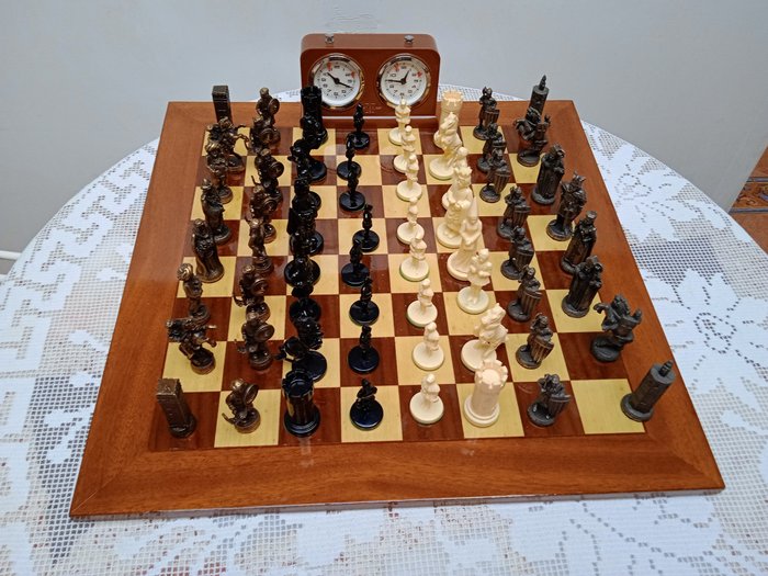 Schackspel - metall, trä, pasta, glas och hårdplast