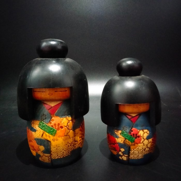 Dos kokeshi (16cm-13cm) - Madera - Kazuo Takamizawa - Japón - Estilo: Creativo - Sosaku - Gumma