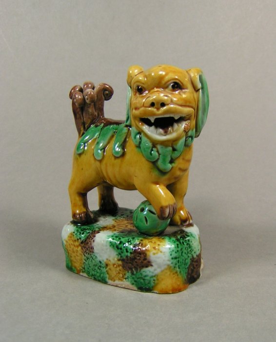 An 'emaille sur biscuit' so-called 'spinach and egg' painted sculpture of a Buddhist lion - Porzellan - China - Qing Dynastie (1644-1911)