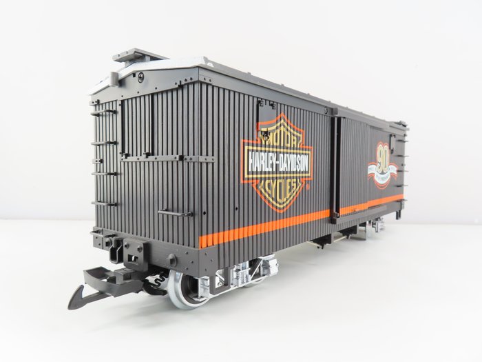 LGB G - 4067HD - Modellbahn-Güterwagen (1) - 4-achsiger „Boxcar“ mit Ladung (Motor) und Aufdruck „90 Jahre Harley Davidson“
