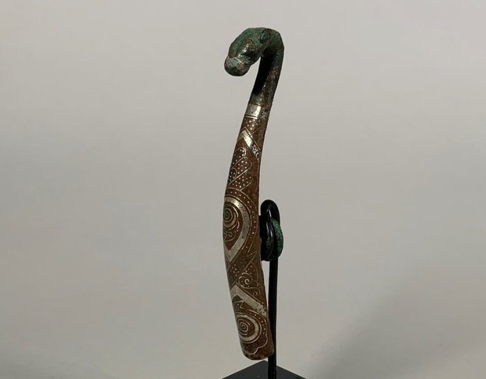 Ősi kínai Bronz Fibula sárkányfejjel - EX-Sotheby's