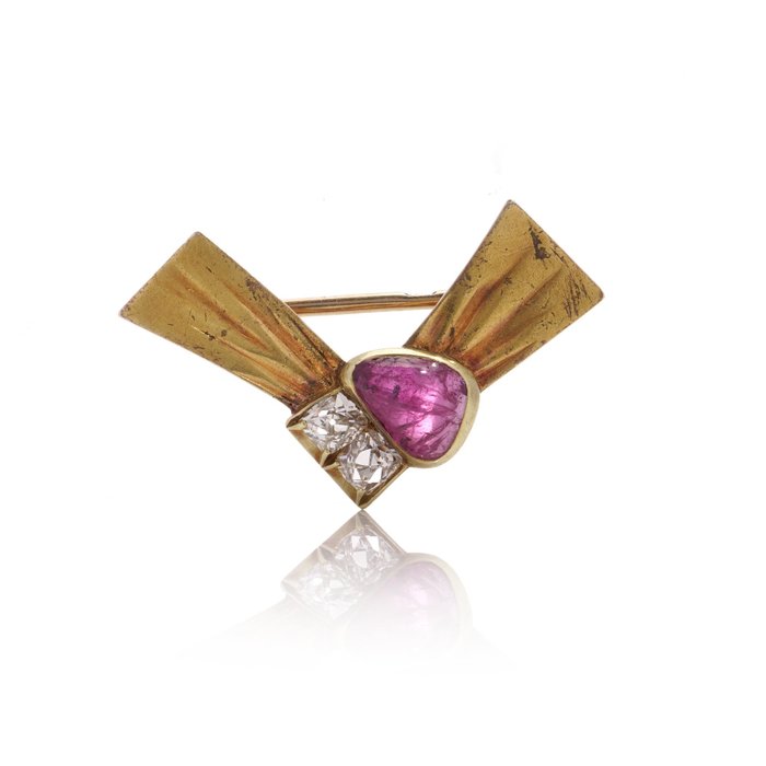 Brooch Early 20th century Russian bow with cabochon ruby and old mine - cut diamonds