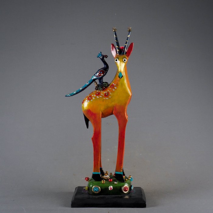 Holzschnitzerei Antilope mit Pfau - Holz, Perlen - Indien - Ende des 20. Jahrhunderts