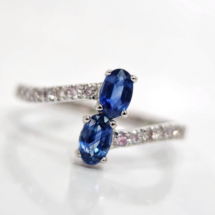 0.80 ct Blue Sapphire & 0.30 ct N.Fancy Pink Diamond Ring - 2.10 gr - 14 克拉 白金 - 戒指 - 0.80 ct 藍寶石 - 鑽石