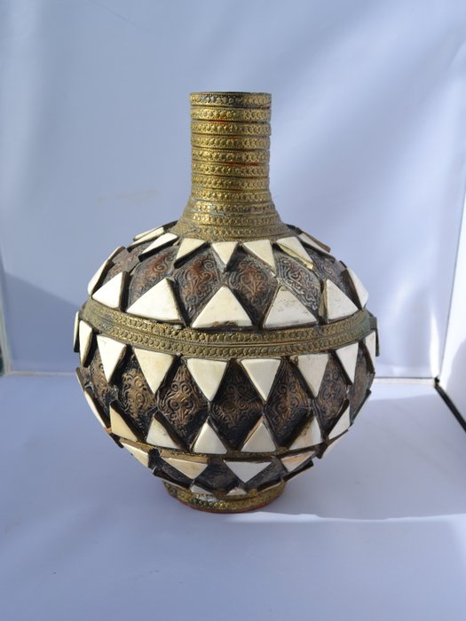 Prachtige Noord-Afrikaanse waterkaraf - Decantador - cerâmica, cobre e osso/osso