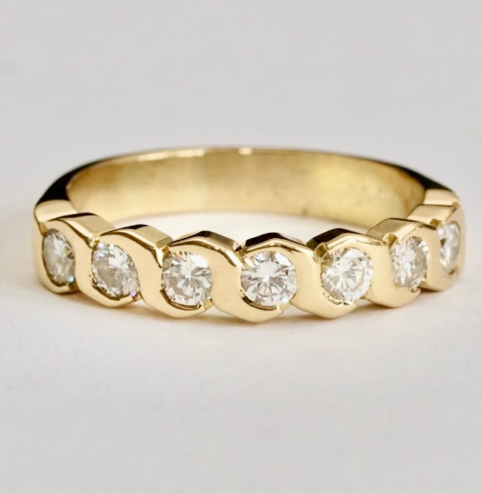 Ring - 18 kt Gult guld -  0.70 tw. Diamant 