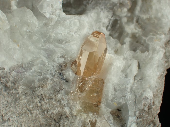Topaskristall mit fluoreszierendem Hyalit Kristall auf Muttergestein - Höhe: 70 mm - Breite: 52 mm- 187 g