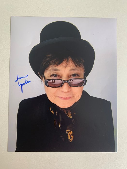 文档 - Yoko Ono - Photographie avec autographe - Alias - 2000