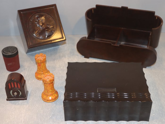 Collection of 7 bakelite objects - 盒 (7) - 膠木
