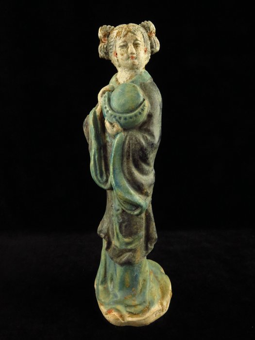 Terrakotta Statyett av en dam som håller en handväska - 23.5 cm  (Utan reservationspris)