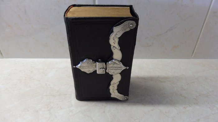 Bijbel met zilveren sluiting en sierbeslag - 833. zilver - Nederland - 1884