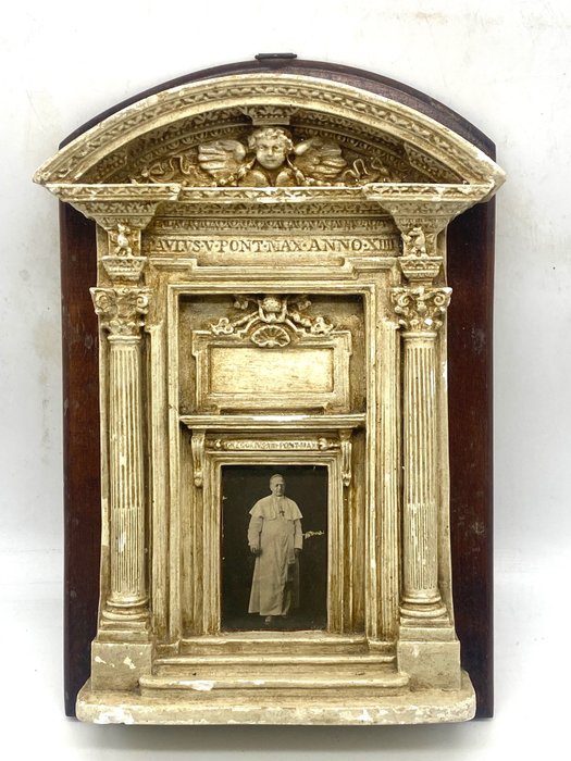 Obiecte creștine - Colonadă Ușii Sfinte cu imaginea Papei Pius al XI-lea - 1933-1934 - Jubileul Răscumpărării - baza în - 1930-1940