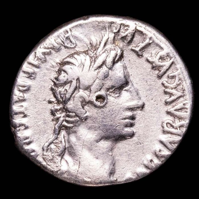 Rooman imperiumi. Augustus (27 eaa.–14 aaj.). Denarius from Lugdunum mint (Lyon, France) 2 BC-4 AD - AVGVSTI F COS DESIG PRINC IVVENT, Gaius and Lucius.  (Ei pohjahintaa)