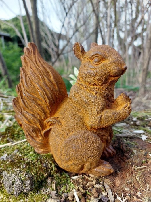 Szobor, fine statue in cast metal squirrel - 16 cm - Vas (öntött)