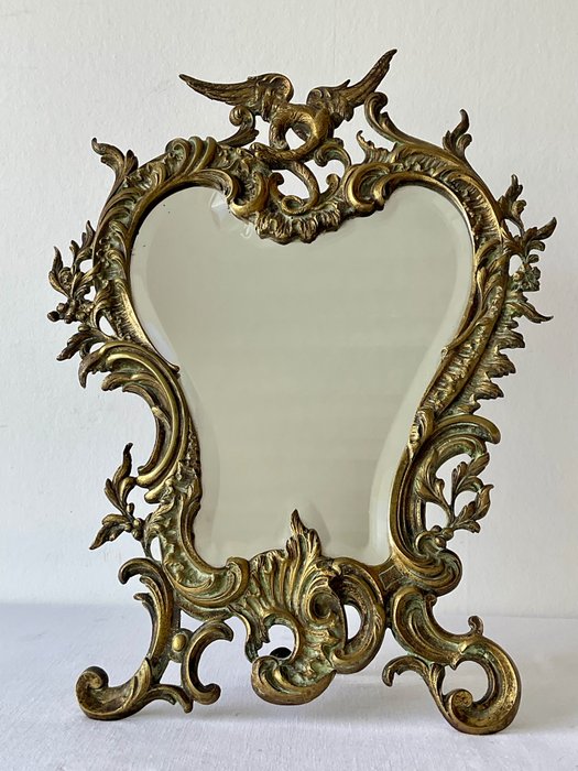 Tischspiegel  - Bronze, verziert mit opulentem Rocaille und Gryffin in Hochrelief und geschliffenem Spiegelglas (44