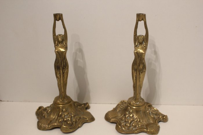 2 sortes de  bougeoirs femmes drapées en bronze - 小烛烛台 2 种青铜垂褶女式烛台 - 黄铜色