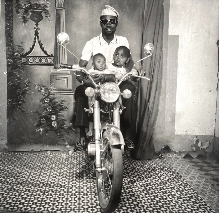 Sanlé Sory (1943) - Avec enfants et moto au studio - 1975 - XL