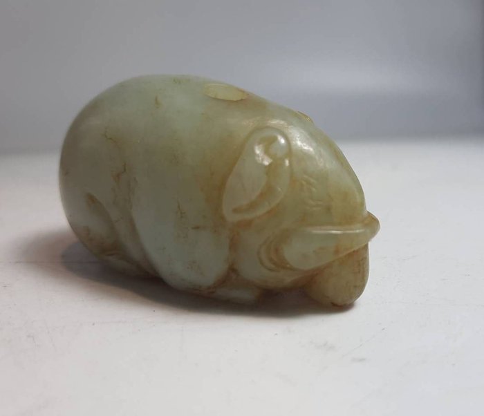 A jade figure of an Recumbent Elephant - MING - 硬石大概是玉 - 中国 - Ming Dynasty (1368-1644)