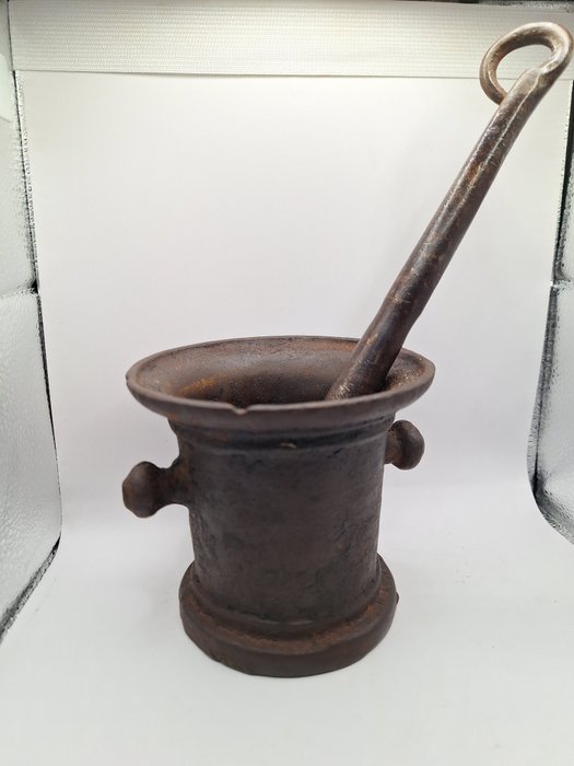 Mortar and pestle - Iron (cast/wrought)