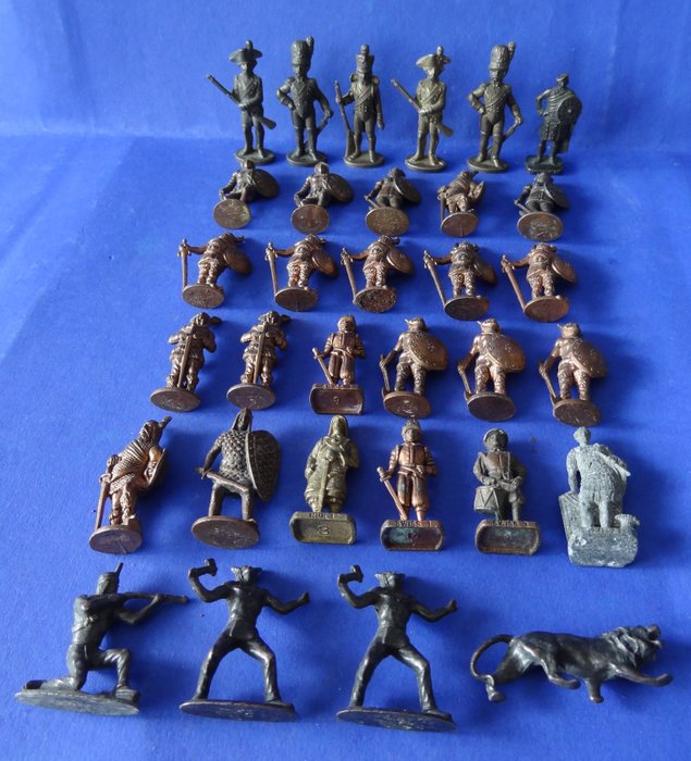 Ferrero - Statue  (32) - 32 riddere indianere osv. Ferrero metallfigurer Messing - Metall - Kobber - Tinn