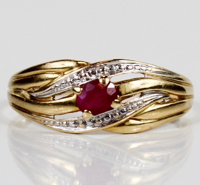 Ring - 18 kt. Yellow gold -  0.20 tw. Ruby 