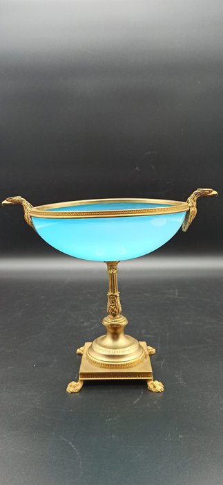 Tafelaufsatz  - Bronze (vergoldet/ versilbert/ patiniert/ kalt lackiert), Französisches Opalglas aus dem 19. Jahrhundert